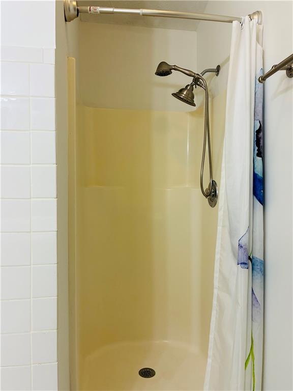 225 Magnolia Tree Ct, Johns Creek, GA 30022 - full bathroom with curtained shower