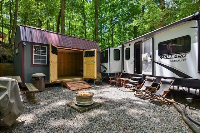 view of yard with an outbuilding