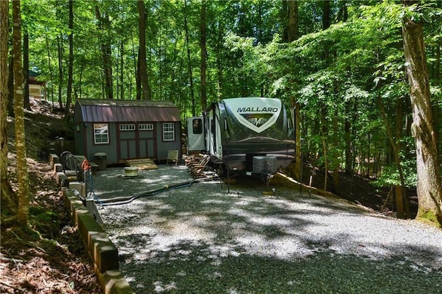 view of yard with a shed