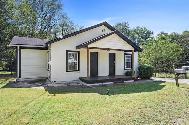 view of front facade with a front lawn and covered porch