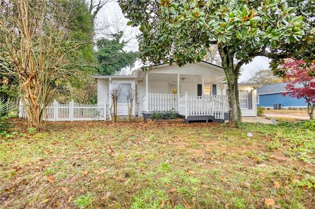 view of front of property with a front lawn and a porch