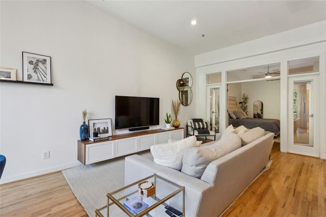 living area with light wood-style flooring and baseboards