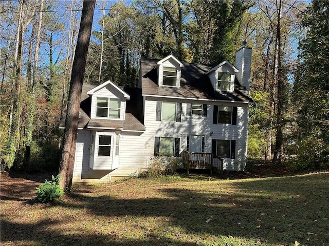 view of front of home featuring a front lawn