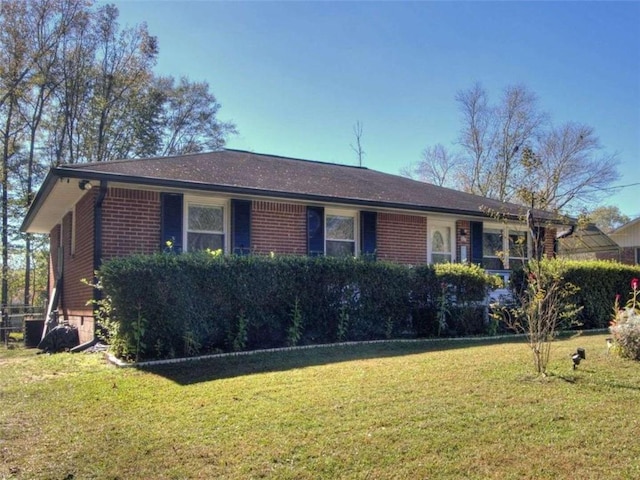 ranch-style home featuring a front lawn