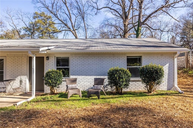 view of front of property with a front yard