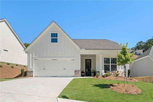 view of front facade featuring a garage and a front yard