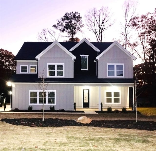 view of front facade with a lawn