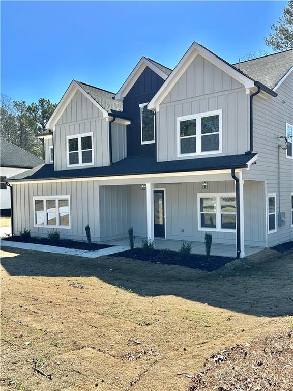 view of front of property featuring covered porch and a front lawn