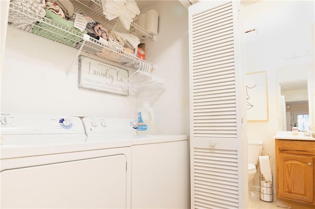 washroom with laundry area and washing machine and dryer