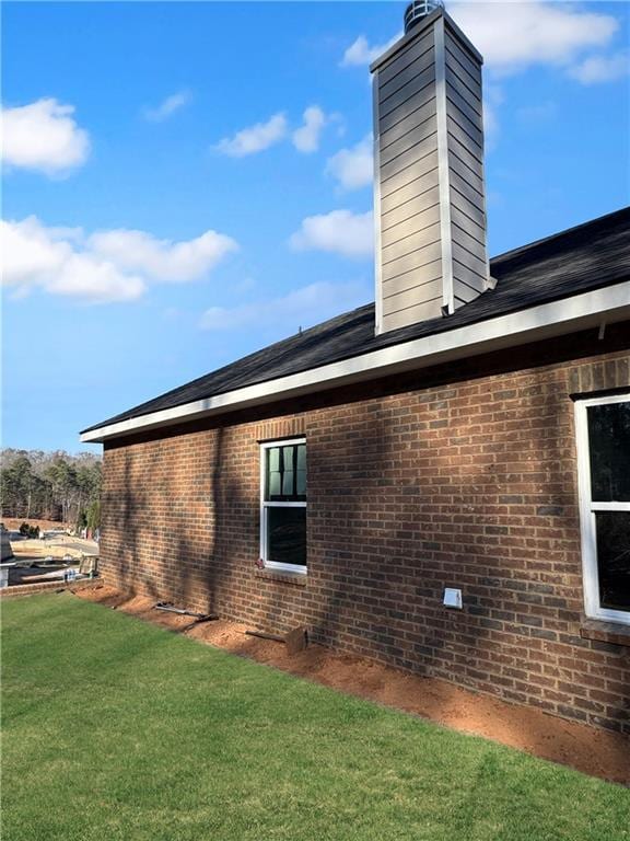 view of side of property featuring a lawn