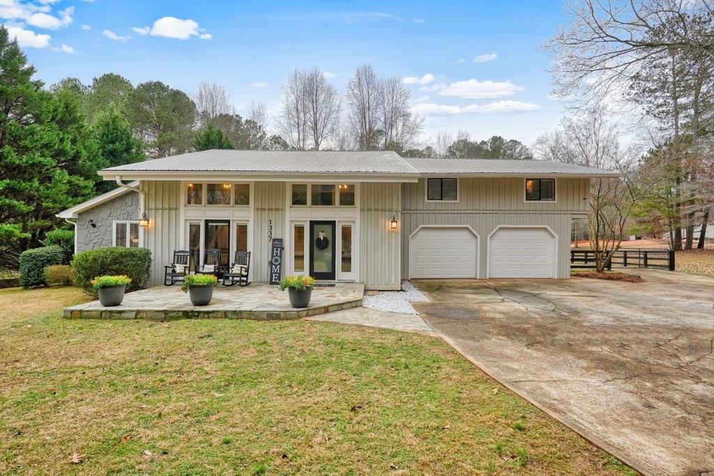 view of front of house featuring a garage and a front yard