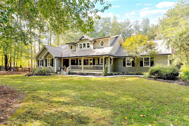 front of property with a porch and a front yard