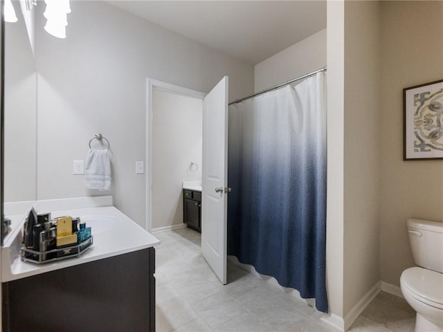 full bath with a shower with curtain, baseboards, toilet, and vanity