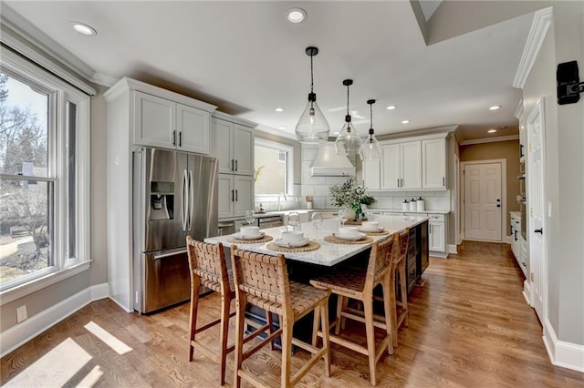 dining area with light wood-style flooring, recessed lighting, baseboards, and ornamental molding