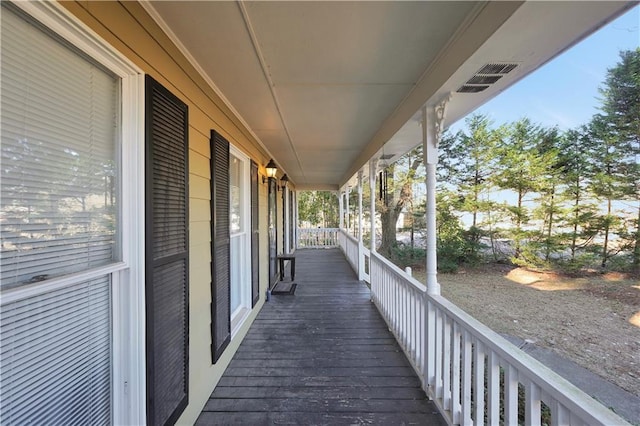 sunroom with ceiling fan