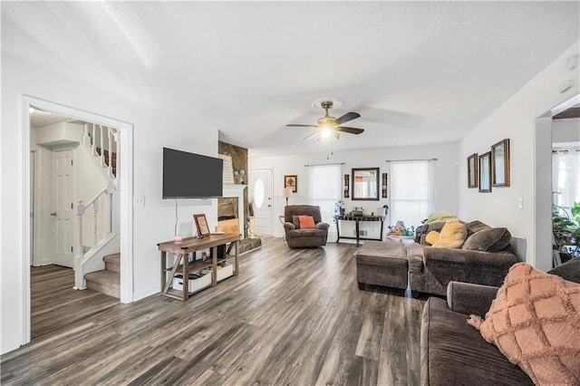 living room with dark wood-type flooring and ceiling fan