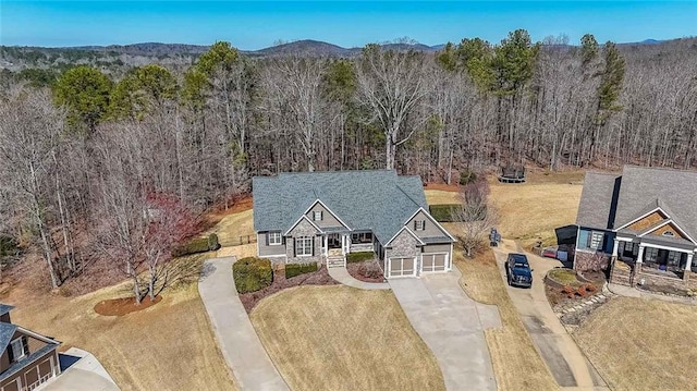 birds eye view of property featuring a forest view