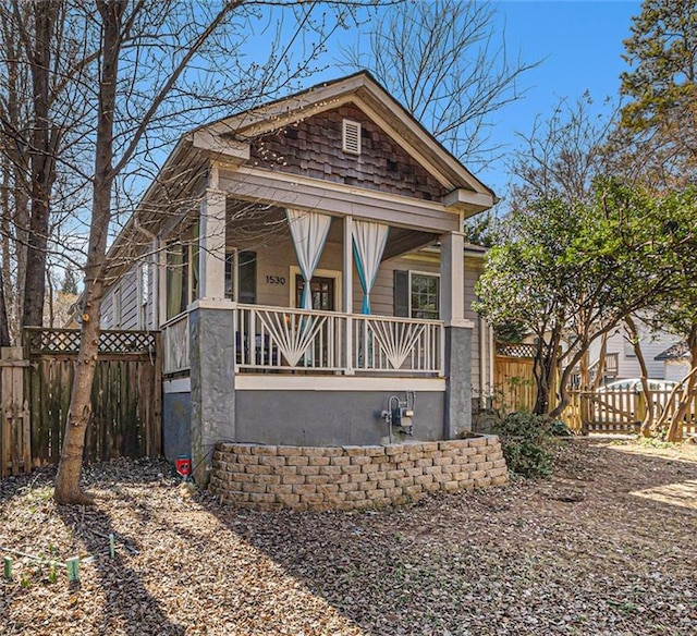 view of front of house featuring fence and a porch