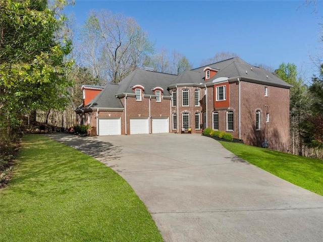 view of front of home featuring a front yard