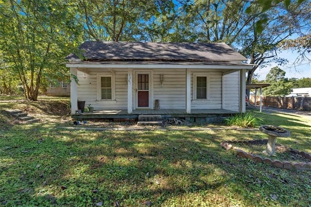 5361 N Main St, Acworth, GA 30101 - bungalow-style house featuring a front yard, a porch, and fence