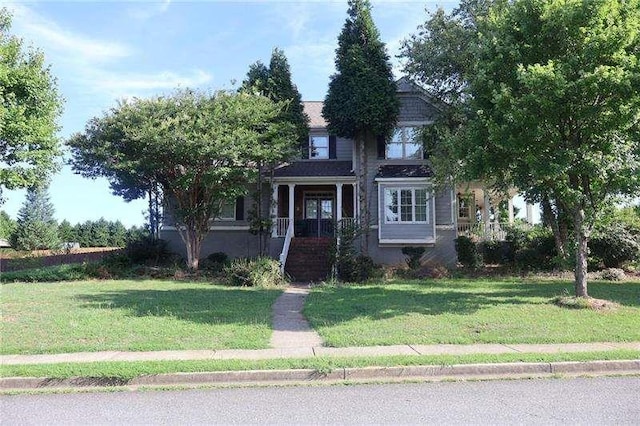 view of front of house featuring a front lawn
