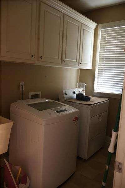laundry area featuring cabinet space and washer and clothes dryer