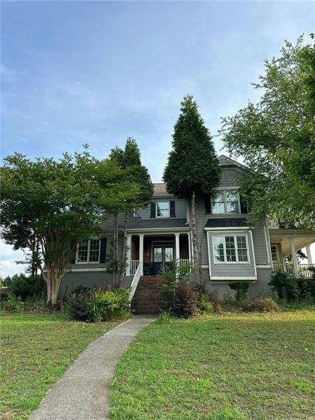 view of front of home featuring covered porch and a front yard