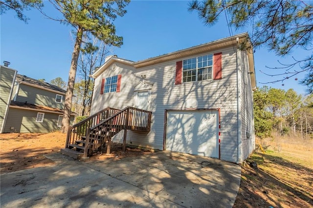 view of front of house with a garage and concrete driveway