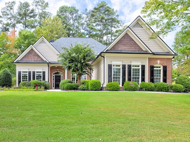 craftsman house featuring a front lawn