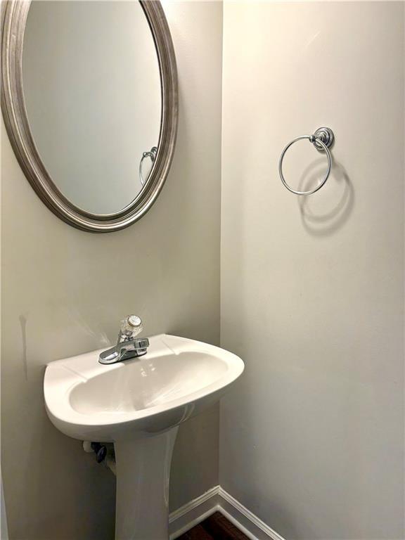 3884 Grovemont Pl, Duluth, GA 30096 - bathroom with baseboards