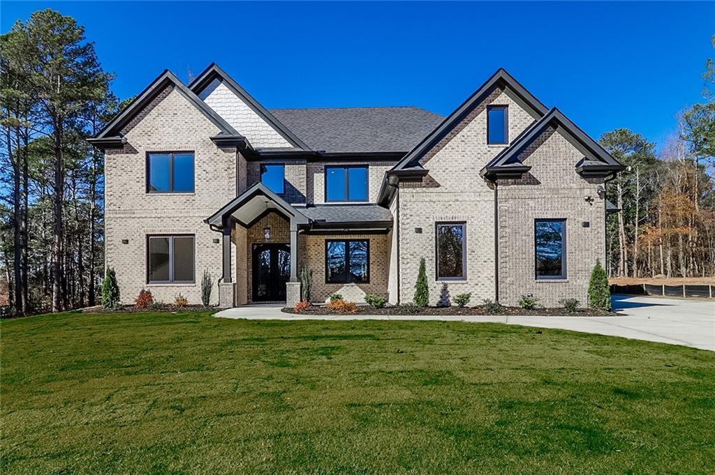 craftsman inspired home featuring a front lawn