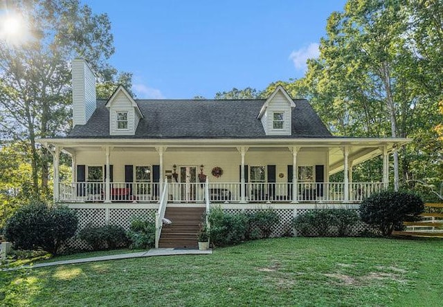 farmhouse-style home featuring a front lawn and covered porch