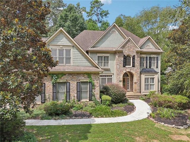 view of front of home featuring a front yard