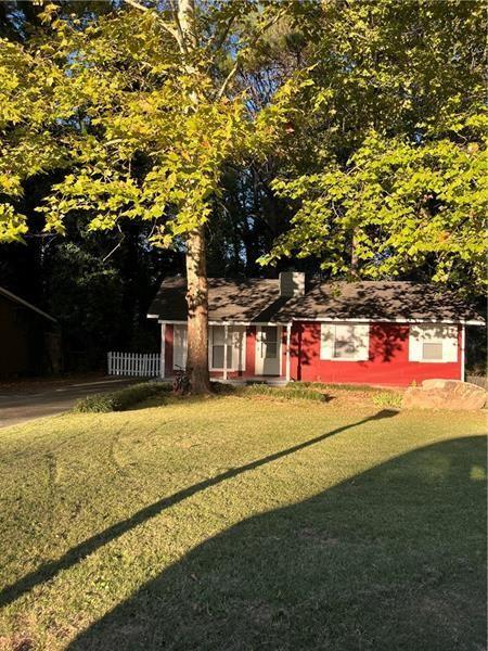 view of front of home featuring a front yard and fence