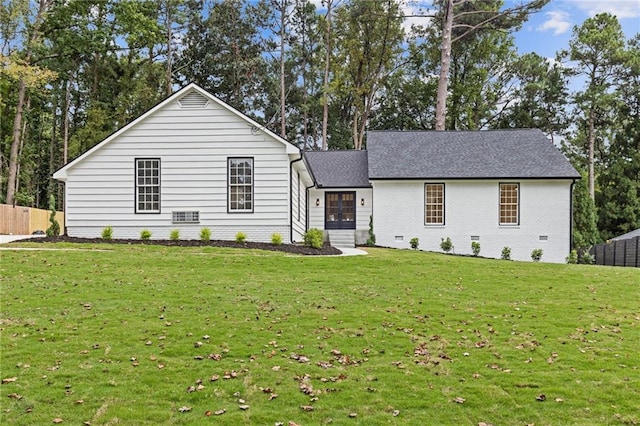 view of front facade featuring a front yard