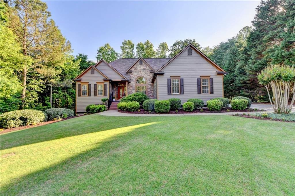 view of front of property with a front yard