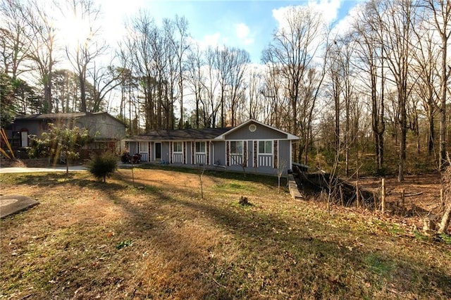 ranch-style house featuring a front lawn