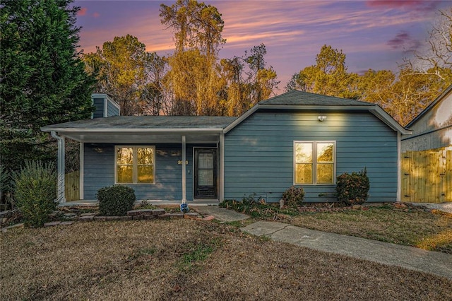 view of front of property featuring a yard