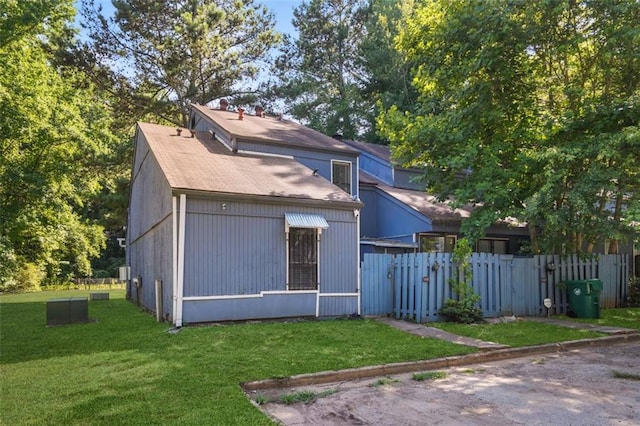 view of front of home with a front lawn