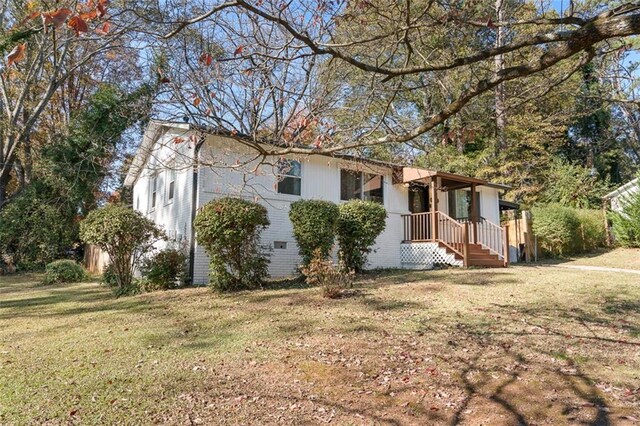 view of front of house with a front lawn