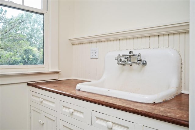 room details featuring sink