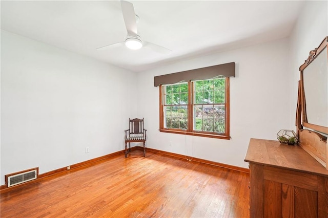 unfurnished room featuring light wood-style flooring, baseboards, and a ceiling fan