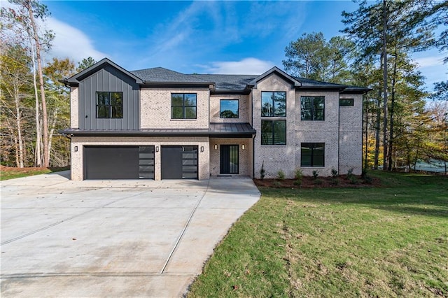 view of front facade featuring a garage and a front lawn