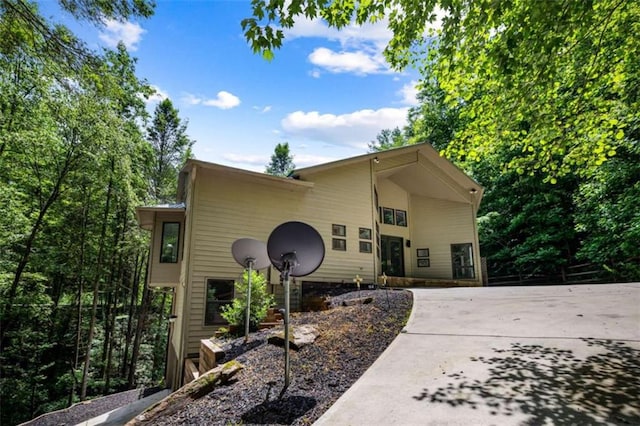 10323 Grassy Mountain Rd, Ellijay, GA 30540 - mid-century home featuring concrete driveway