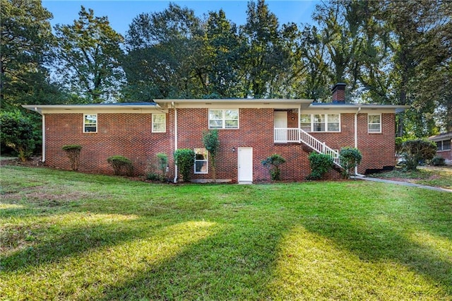 view of front facade featuring a front lawn