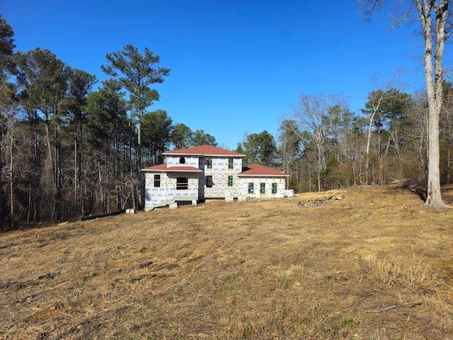 view of front facade with a front lawn