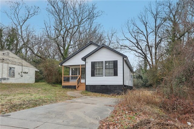 view of front of home with covered porch and a front yard