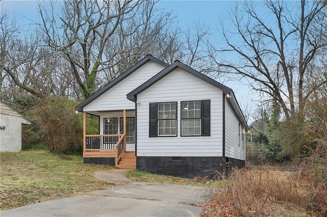 view of front facade featuring a porch and a front yard