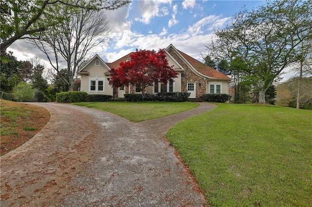 view of front facade featuring a front lawn