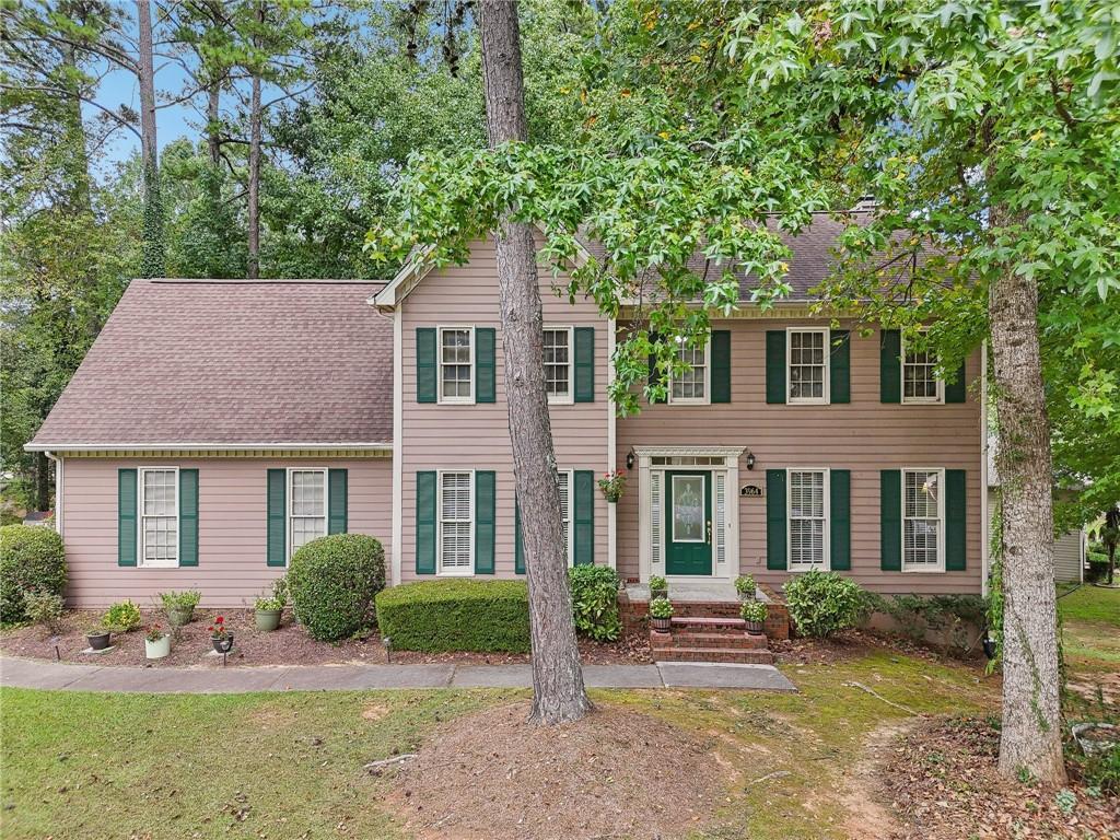 colonial inspired home featuring a front yard